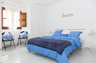 Cama o camas de una habitación en Luminoso y reformado apartamento a 1min de playa