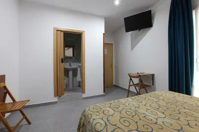 Una televisión o centro de entretenimiento en Hostal L'Alba