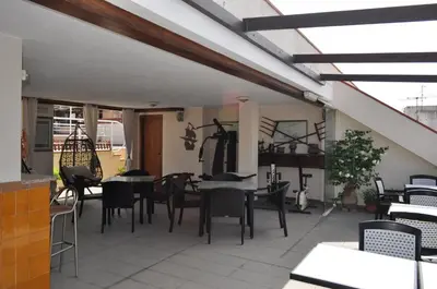Un restaurante o sitio para comer en Hostal Vila del Mar