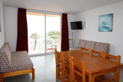 Una televisión o centro de entretenimiento en Apartaments El Sorrall