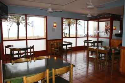 Un restaurante o sitio para comer en Apartaments El Sorrall