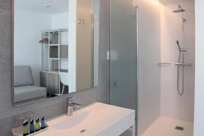 Un baño de Rocatel