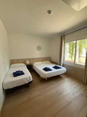 Cama o camas de una habitación en Hostal Casa Torrent