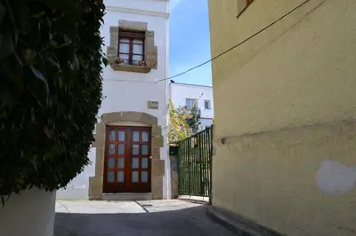 Edificio en el que se encuentra el hostal o pensión