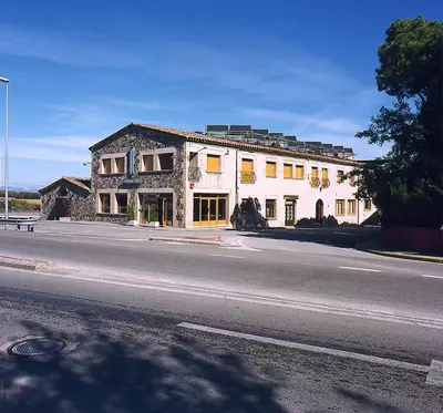 Edificio en el que se encuentra el hostal o pensión