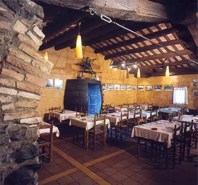 Un restaurante o sitio para comer en Hostal Mallorquines