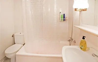 Un baño de Awesome Home In Santa Susanna With Wifi