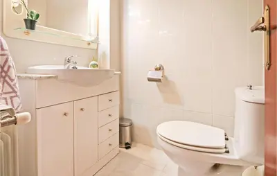 Un baño de Awesome Home In Santa Susanna With Wifi