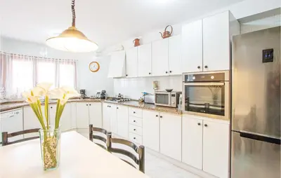 Una cocina o zona de cocina en Awesome Home In Santa Susanna With Wifi