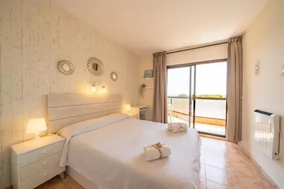 Cama o camas de una habitación en HomeHolidaysRentals Barcelona-Costa Barcelona