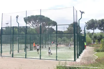 Instalaciones para jugar a tenis o squash en EL DELFÍN VERDE RESORTS - Platja d'Aro o alrededores