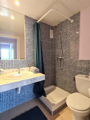 Un baño de Fantastic 3 bedroom apartment, 300m to the sea