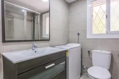 Un baño de HomeHolidaysRentals Vall III