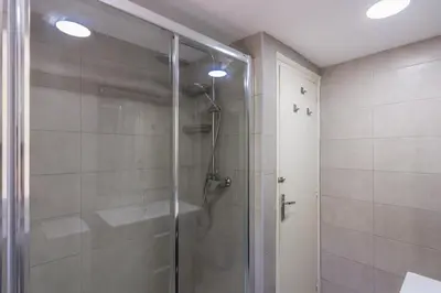 Un baño de HomeHolidaysRentals Vall III