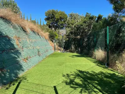 Instalaciones para jugar a tenis o squash en Villa Sa Riera Begur vue mer panoramique et plage à pieds o alrededores