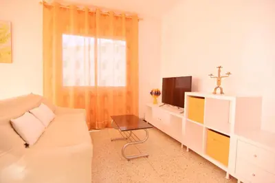 Una televisión o centro de entretenimiento en HomeHoidaysRentals Millet