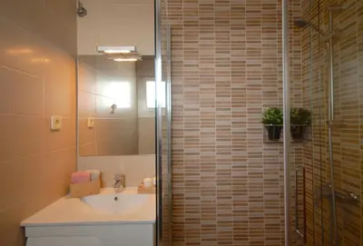 Un baño de Lets Holidays QUIET APARTMENT 5 minutes TO THE BEACH