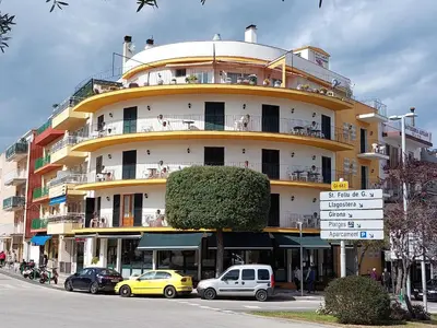 Edificio en el que se encuentra el apartahotel
