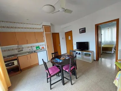 Una televisión o centro de entretenimiento en Apartamentos El Sol