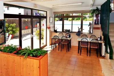Un restaurante o sitio para comer en Hostal Magnolia
