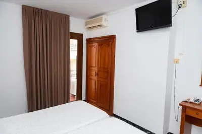 Una televisión o centro de entretenimiento en Hotel Haromar