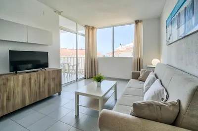 Una televisión o centro de entretenimiento en Hauzify I Apartaments Sot del Morer