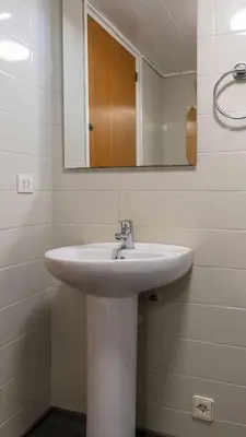 Un baño de Las Antillas Piscina y Terraza Playa Fenals 4pax