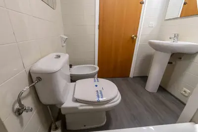Un baño de Las Antillas Piscina y Terraza Playa Fenals 4pax