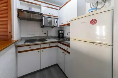 Una cocina o zona de cocina en Las Antillas Piscina y Terraza Playa Fenals 4pax