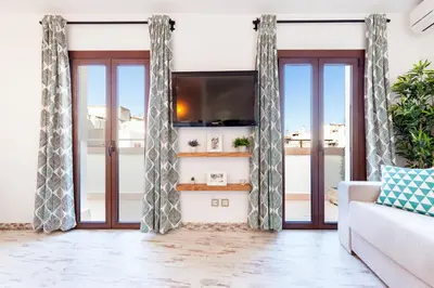 Una televisión o centro de entretenimiento en Lets Holidays Nice apartment 1 min to the beach