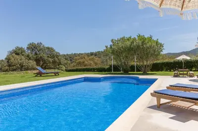 Piscina en o cerca de Can Font de Muntanya
