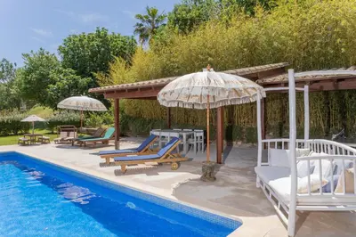 Piscina en o cerca de Can Font de Muntanya