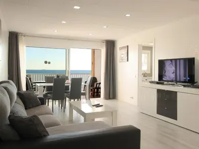 Una televisión o centro de entretenimiento en fantasticas vistas a mar