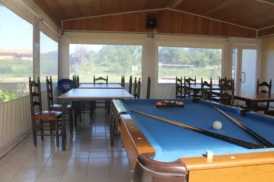 Mesa de billar en Hostal Can Bassalis