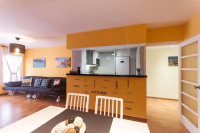 Una cocina o zona de cocina en Lets Holidays RENOVATED APARTMENT NEAR BEACH
