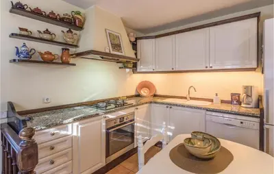 Una cocina o zona de cocina en Lovely Home In Vidreres With Wifi
