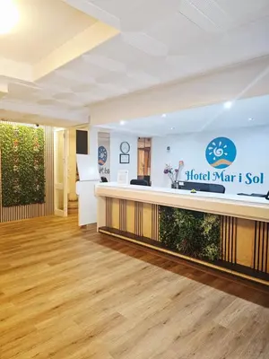 El vestíbulo o zona de recepción de Hotel Mar i Sol