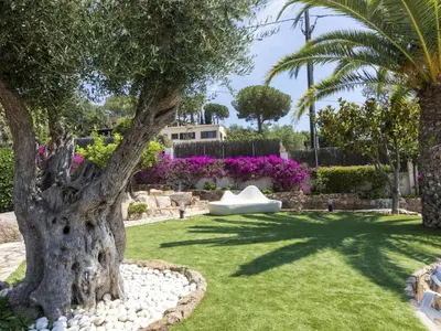 Jardín al aire libre en Holiday Home Mas Companys by Interhome