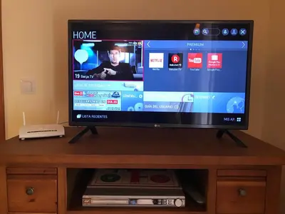 Una televisión o centro de entretenimiento en Lets Holidays NEW APARTMENT CLOSE TO THE BEACH 2