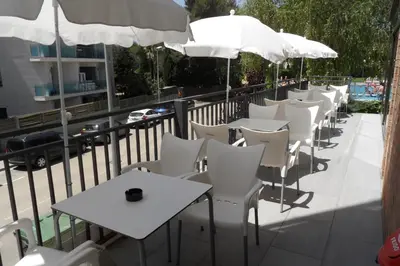 Un restaurante o sitio para comer en Aparthotel Las Mariposas