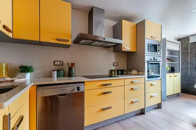 Una cocina o zona de cocina en Casa 4Estacions Palamós 3a linia mar Port Marina-Camí de Ronda-pàrquing