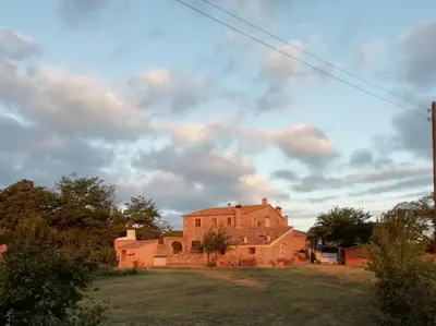 Edificio en el que se encuentra el lodge