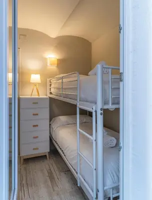 Cama o camas de una habitación en Casa Concha Apartamentos en primera linea de mar