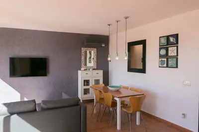 Una televisión o centro de entretenimiento en 2 bedroom apartment close to the center of Begur. Terrace and panoramic sea views Ref:H41