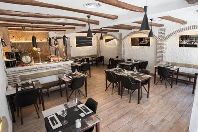 Un restaurante o sitio para comer en Hostal Ribas
