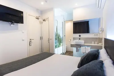 Una televisión o centro de entretenimiento en Hostal Ribas