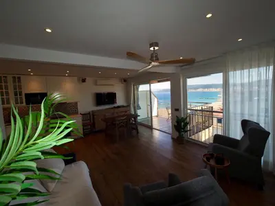 Una televisión o centro de entretenimiento en Seafront Apartment in Palamós