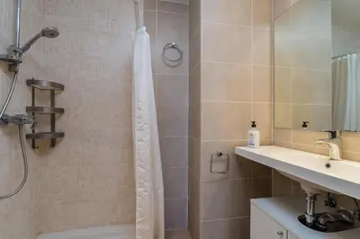 Un baño de BF-3 Calella de palafrugell 4 Pax