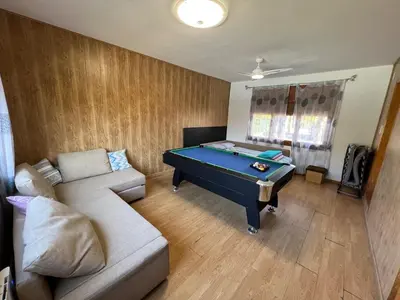 Zona de estar de Casa Bellavista con piscina en Caldes Costa Brava