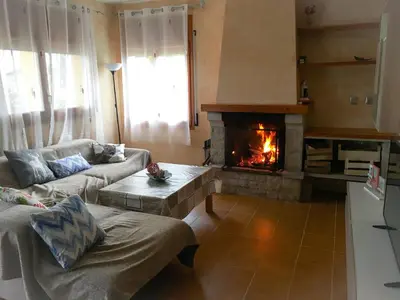 Zona de estar de Casa Bellavista con piscina en Caldes Costa Brava